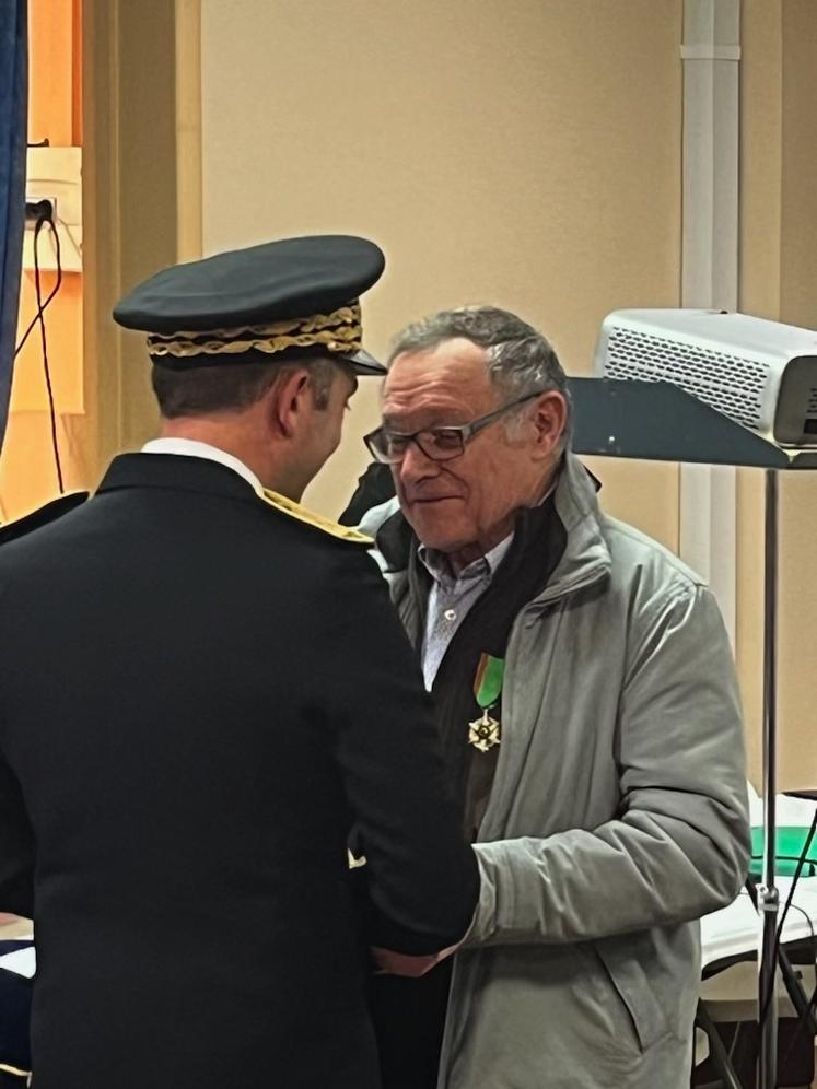 Pierre Badin a reçu des mains du préfet sa médaille d'officier de l'ordre du mérite agricole il y a quelques semaines.