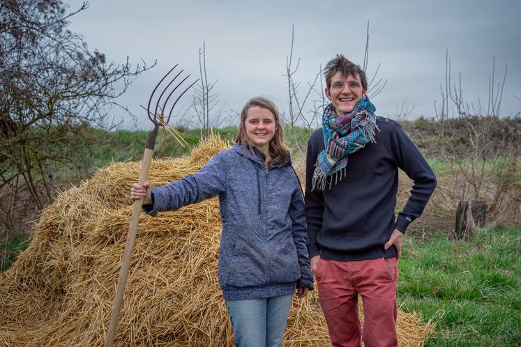 Sophie Hennuy et François-Rémi Zawadzki sont en reconversion dans l'agriculture. Elle dans le maraîchage et lui en apiculture.