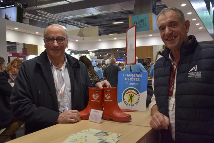 Jacques Chabot et Christian Daniau présentent les bottes #aimetonagri sur le stand de la Charente.