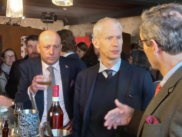 Franck Riester lors de sa visite chez Hine.