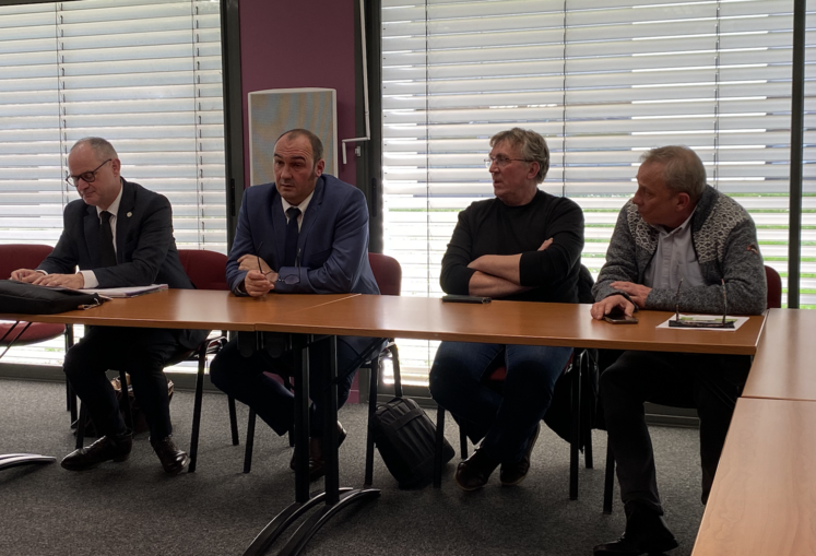 Face à la presse, de gauche à droite : J-M. Renaudeau et C. Tranquart (présidents des chambres 79 et 17), C. Limoges, élu chambre, F. Michel économiste.