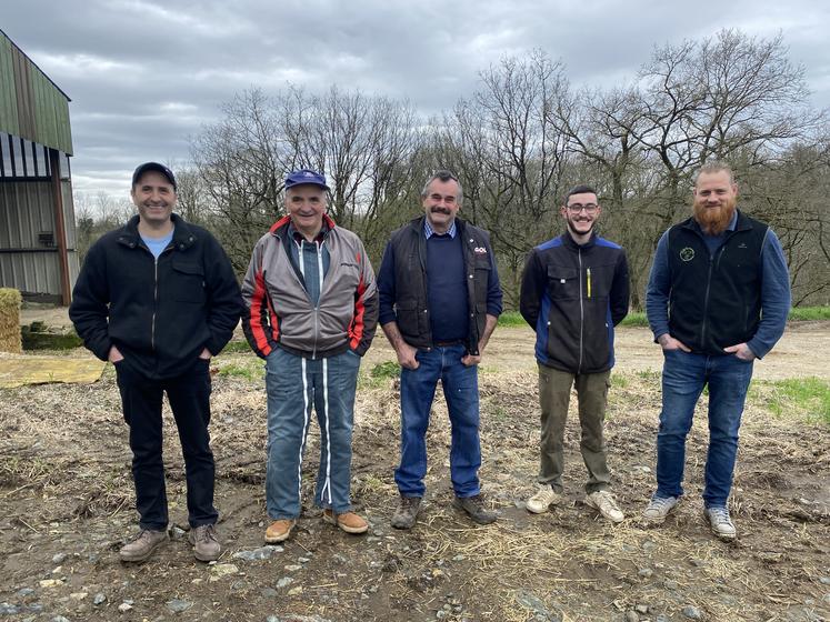 À Clavé, en Gâtine, cédants et repreneurs sont réunis sur l'exploitation de polyculture-élevage.
De gauche à droite : Olivier et Thierry Parent, Daniel et Valentin Nivault et François Agneray.