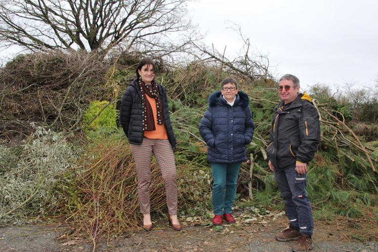 Nathalie Peltier (à gauche), maire de Chalandray et Jeanine Lusseau, adjointe, sont très satisfaite de cette initiative municipale qui convient aussi à l'agriculteur jean-Noël Merceron, qui récupère le broyat pour l'épandre sur ses terres.