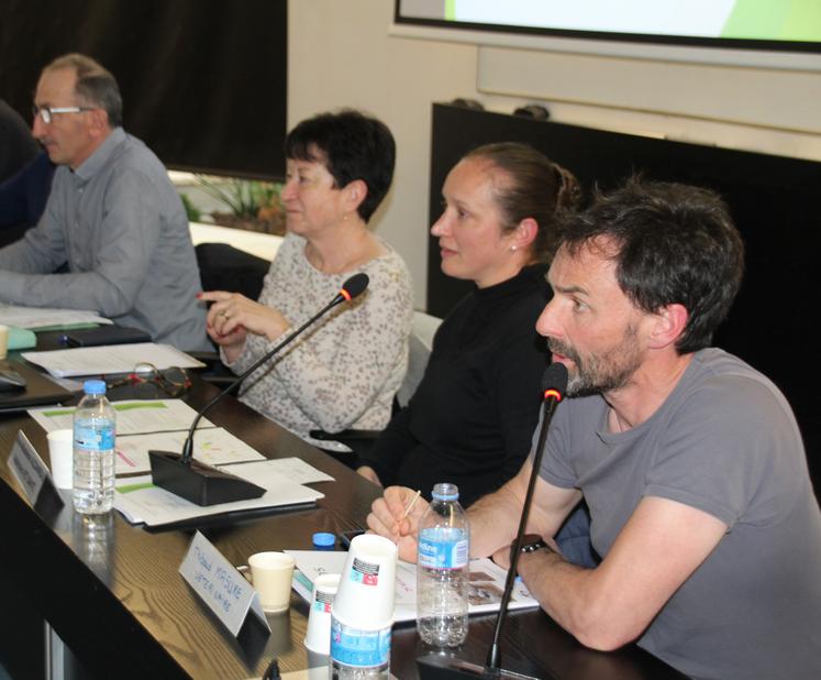 Thibaud Masure (au premier plan) et, à sa droite, Marie-Madeleine Auzanneau.