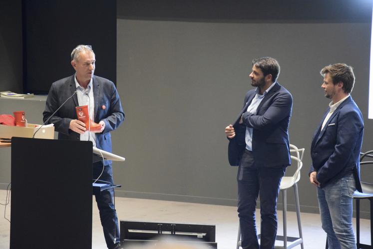 Christian Daniau, président de la Chambre d'agriculture de la Charente, a sorti sa botte (rouge) secrète #AimeTonAgri lors de l'assemblée générale des Jeunes agriculteurs, pour offrir une paire à l'ancien président Gaëtan Bodin, et à son successeur Clément Courteix.