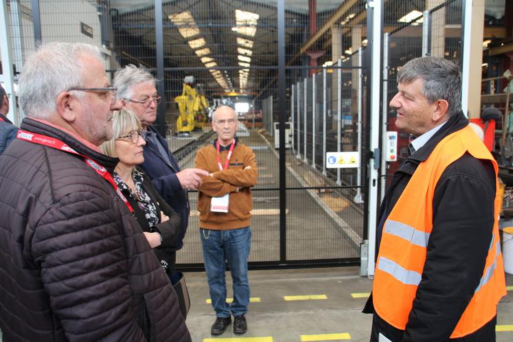 Claude Besson (à droite) a fait visiter les ateliers de la Siam, à Moncontour.