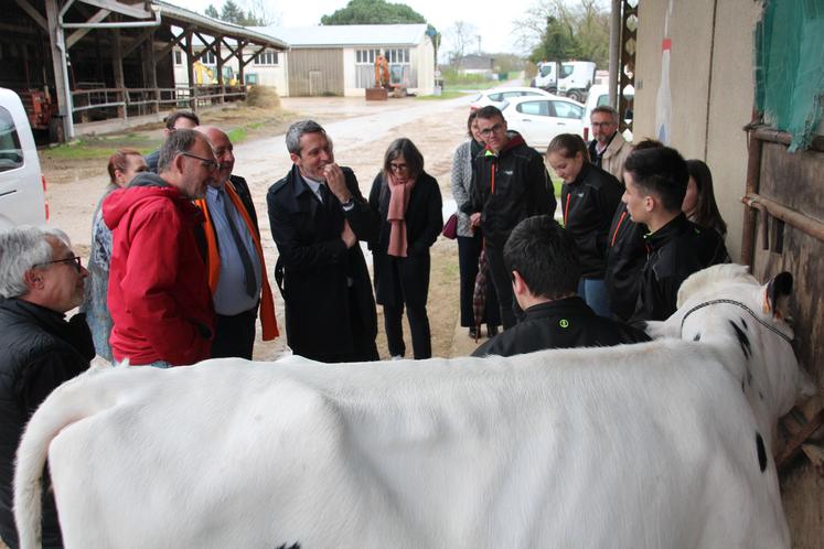 Benoit Bonaimé et Pascal Lecamp ont échangé avec des élèves sur l'exploitation du lycée agricole de Venours.