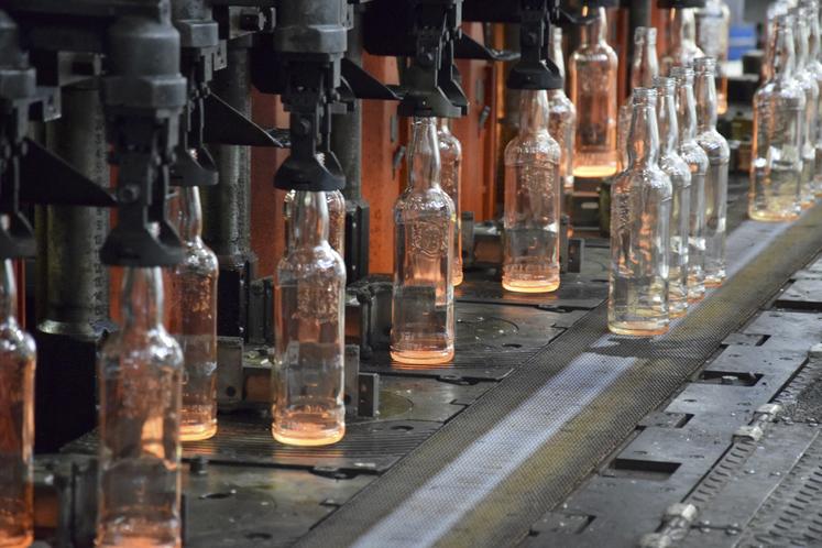 Des bouteilles de whisky sorties du nouveau four électrique de Verallia à Châteaubernard.