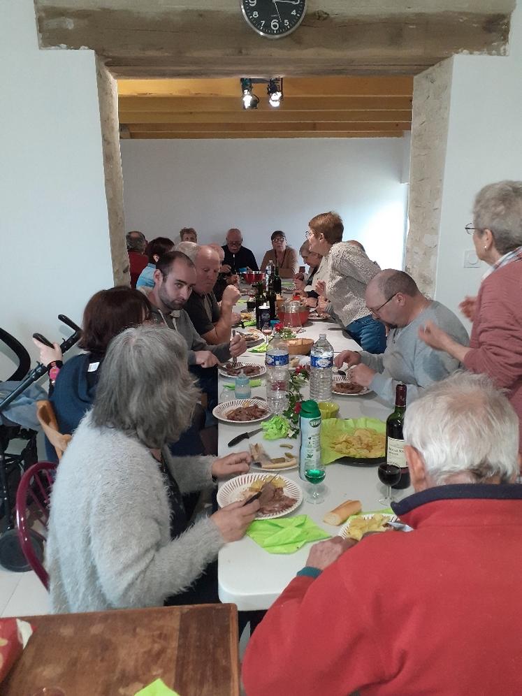 Le café de Saint-Léomer est aussi le lieu de repas entre habitants.