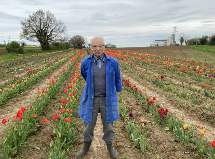 Francis Girardin brave les pluies cette année pour accueillir les visiteurs et leur cueillir les bouquets. "Nos épouses sont très investies dans cette opération aussi, et ce depuis 26 ans " !