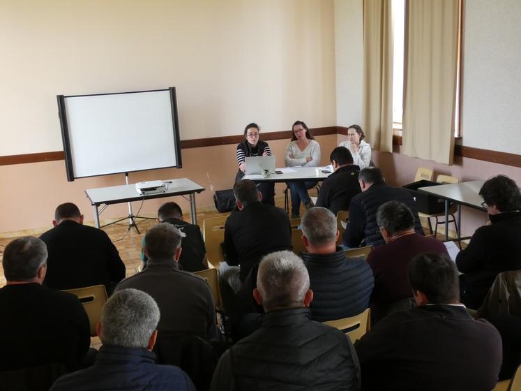 Devant les éleveurs rassemblés, Anne-Laure Lemaitre (Chambre d'agriculture 17-79), Aimie Damonte et Angélique Vergé ont présenté la situation des caprins en Charente-Maritime.