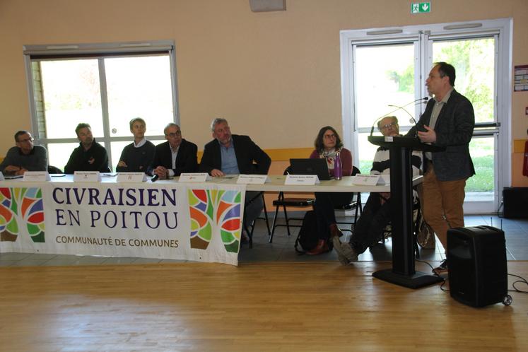 Le vice-président du Civraisien en Poitou, Jean-Guy Valette, a fait intervenir plusieurs spécialistes pour aborder le sujet du changement climatique.