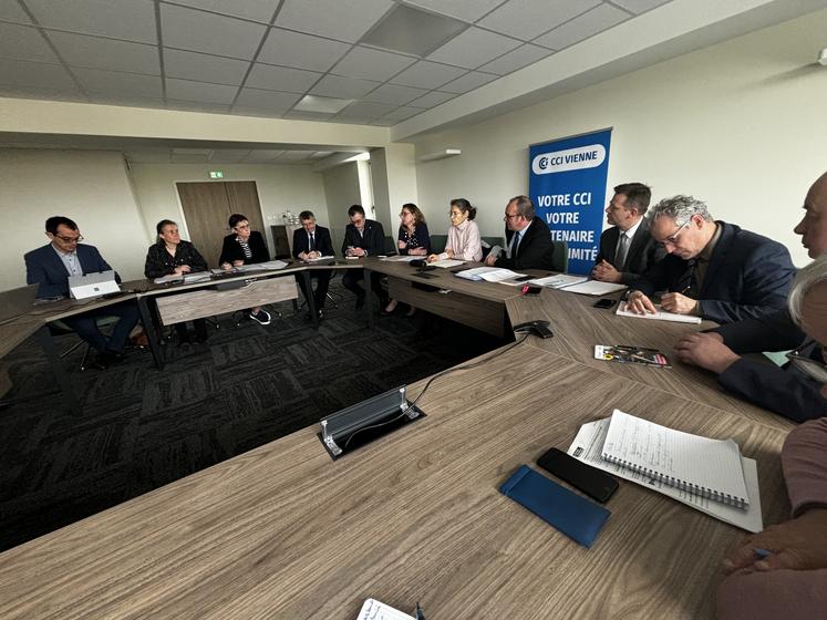 Les représentants de l'État, de la CCI et de la CMA étaient réunis pour répondre aux questions des entreprises et artisans.
