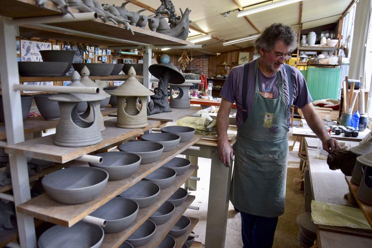 Jean-Pierre Petit, céramiste à Montbron, président de l'association Objectif métiers d'art 16, exposera aux Rencontres des métiers d'art les 6 et 7 avril.