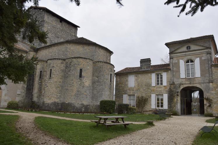 La MFR Sud-Charente est située dans l'ancienne abbaye de Puypéroux, à Montmoreau.