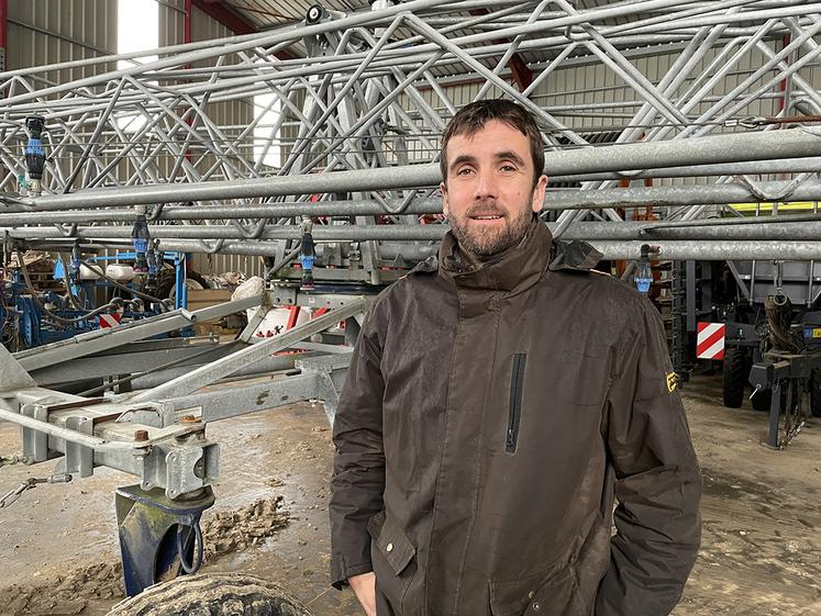 Sébastien Pichard possède trois rampes d'irrigation tractées par des enrouleurs qui lui permettent de mieux valoriser l'eau.