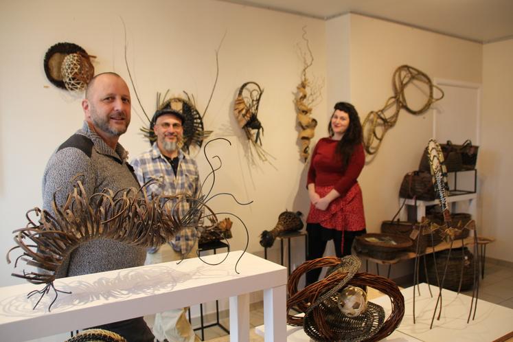 Au premier plan, Stéphane Foret Deleau, dans sa boutique au cœur de Chauvigny, a invité Fabrice Serafino, installé dans le Var et Isabel McGarva, installée dans la Nièvre pour une résidence de vannerie qui donne lieu à une exposition, jusqu'à dimanche, dans le cadre des journées européennes des métiers d'art.