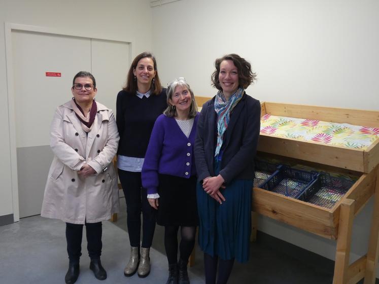 De gauche à droite, Nadia Boireau (vice-présidente CdC), Bérénice Talineau (agente d'accueil du pôle social), Valérie Karsenty (gestionnaire de l'épicerie) et Caroline Lascaud (coordinatrice) devant le présentoir qui accueillera les légumes locaux de l'épicerie solidaire.