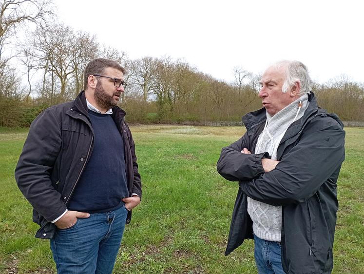 Benoit Aulneau, conseiller foncier à la Safer et Éric Gillet, céréalier et président du Syndicat des marais Nuaillé Anais.