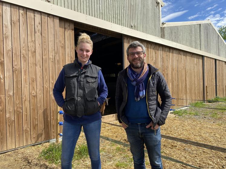 Charline Laguzet, responsable troupeau caprin du lycée de Melle et Denis Boulanger, directeur de l'exploitation.