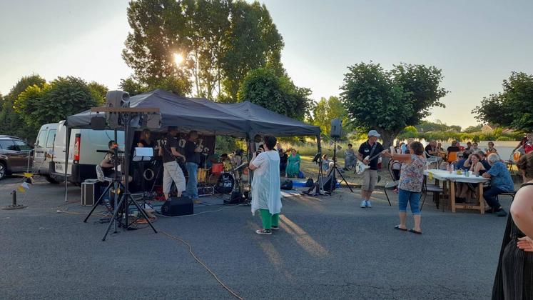 À l'occasion de la fête de la musique 2023, 150 personnes s'étaient réunies autour d'un concert devant le Thaïs Bistrot.