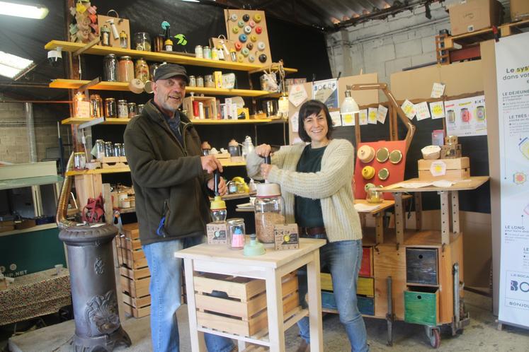 Pascal Béhar et Flore Marquis commercialisent leur système sur internet et lors de salons spécialisés.