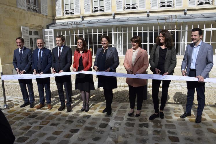 Représentants de la maison Rémy Martin et officiels ont coupé le ruban lors de l'inauguration, le mercredi 10 avril.