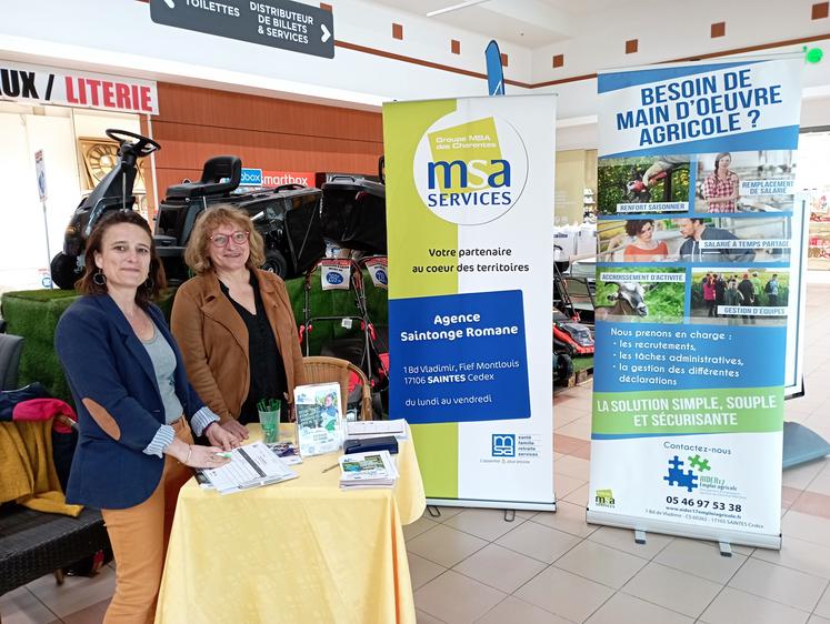 Clothilde Rouquier d'Aider 17 et Anne-Marie Vérit de la MSA recrutent des saisonniers pour le relevage de vignes.