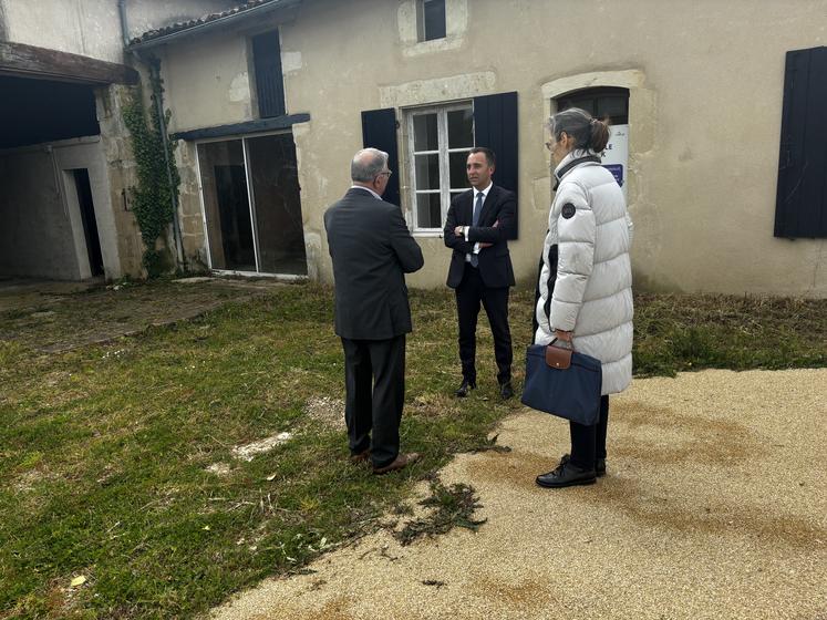 Le préfet de la Vienne, Jean-Marie Girier, a visité la maison Clark en présence de la sous-préfète, Bénédicte Cartelier et du maire, Jean-Guy Valette. 