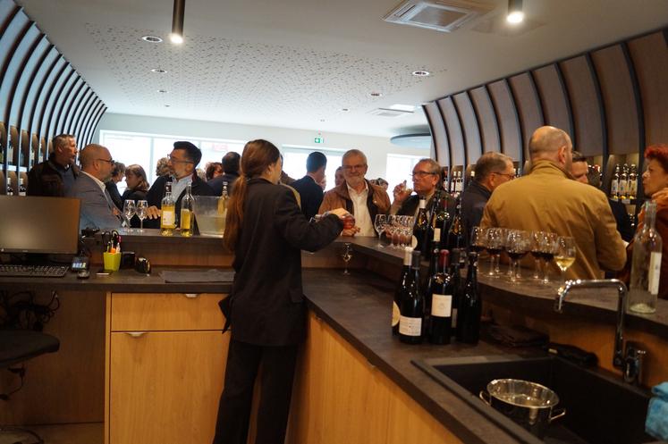 Le bar à vin n'est pas encore ouvert, mais a déjà été étrenné pour l'inauguration des lieux. La sommelière Oriane Chambon a accompagné l'ouverture de la Maison des vins, mais n'en sera pas la responsable.