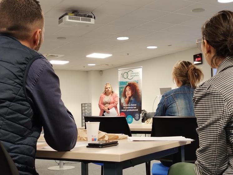 Demandeur d'emploi face aux partenaires.