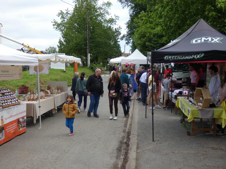 Le samedi, un marché de producteurs et d'artisans s'est installé dans la rue du lycée.