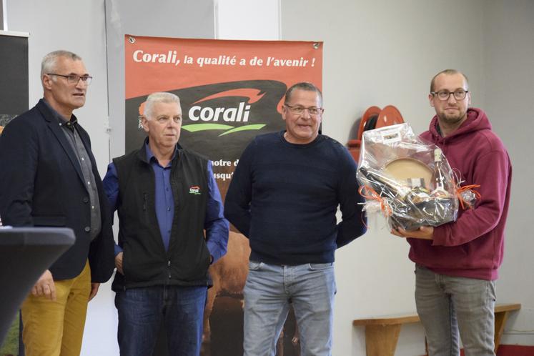 Le président de Corali Philippe Soenen (à gauche) a félicité plusieurs éleveurs apporteurs méritants.