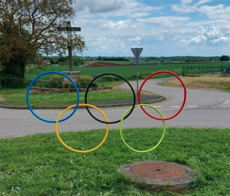 Au-delà des sept communes qui accueilleront la flamme, c'est tout le département qui se met aux couleurs des Jeux Olympiques, comme ici à Coulonges-sur-l'Autize.