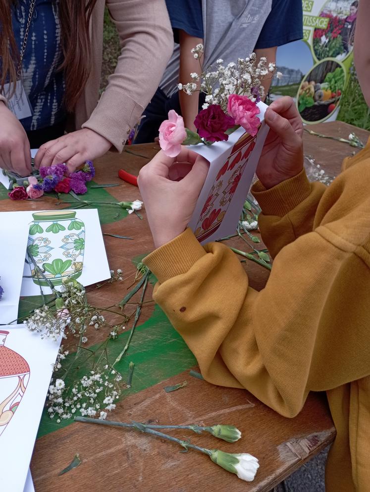 Des activités de composition de bouquets étaient proposées pour les plus jeunes, une idée sympathique pour préparer la Fête des Mères le dimanche !