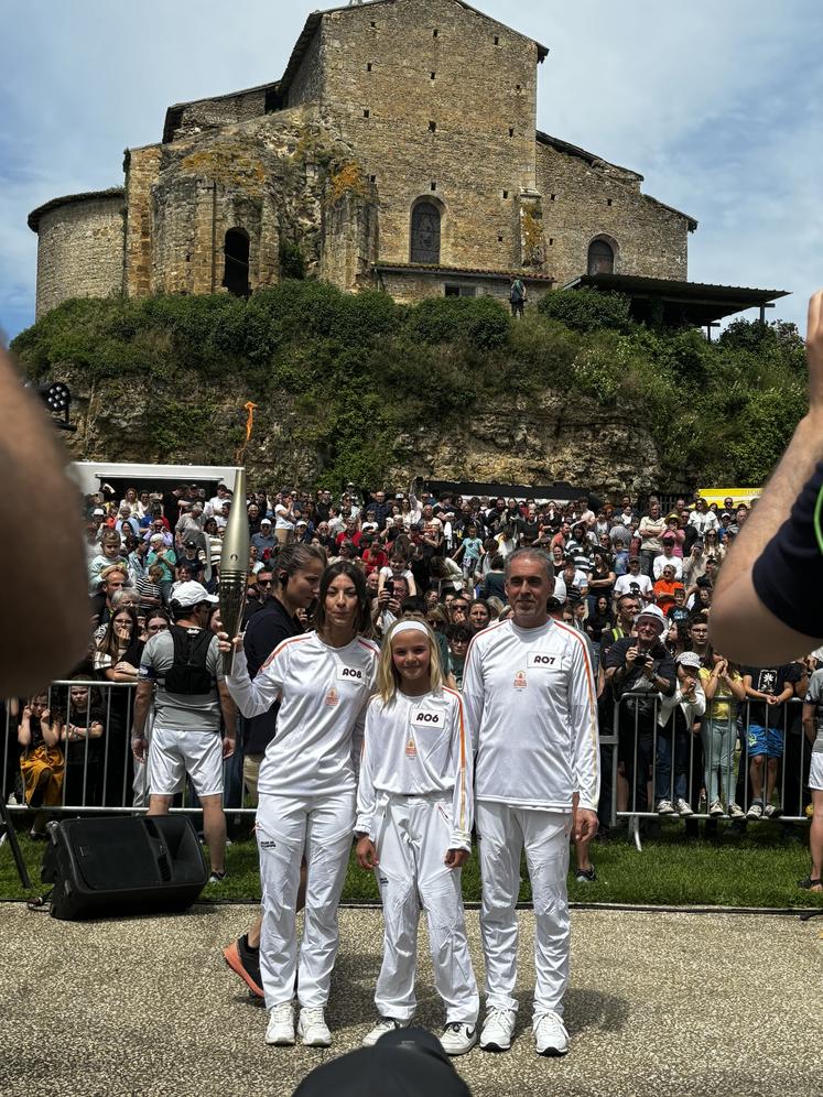 À Château-Larcher, l'arrivée de la flamme s'est faite au théâtre de verdure, en contrebas du château.