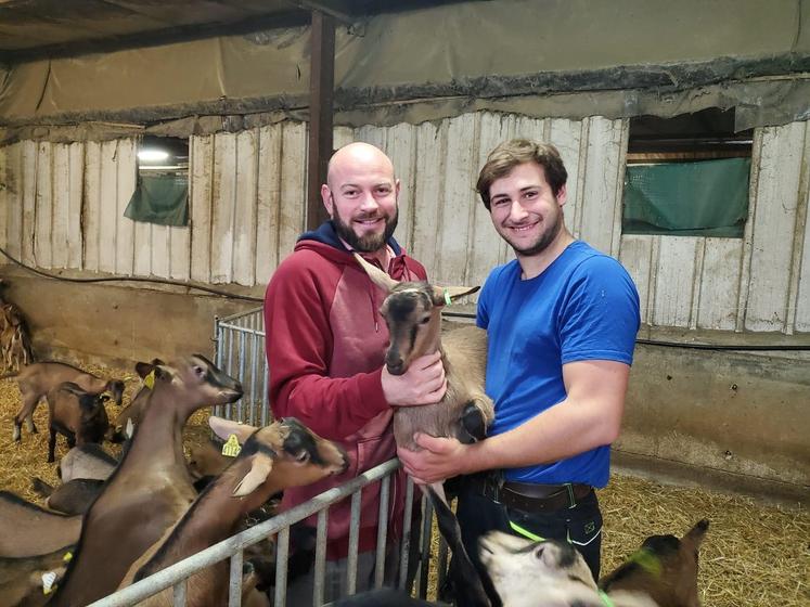 Louis-Malo (à dr.), porteur d'un handicap cognitif, travaille en élevage caprin, chez Olivier Danel (à g.), à Thouars, depuis 2021. Aménager son poste implique la volonté de ses proches, de son employeurs, et de structures telles que Cap Emploi.