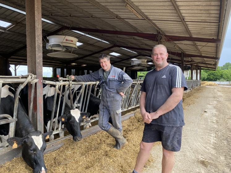 Alain et Jérôme Poupard, à Nanteuil, recevront dans quelques jours leur robot de traite. Ils sont convaincus qu'il y a un avenir pour le lait dans la région, en modernisant les élevages, et avec le débouché de l'AOP.