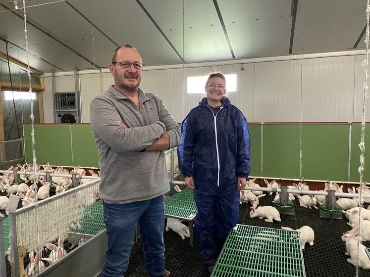 Philippe Fradin et sa salariée Justine conduisent un atelier de 2 400 mères lapines et 17 000 places d'engraissement, dont 7 000 en parcs au sol.