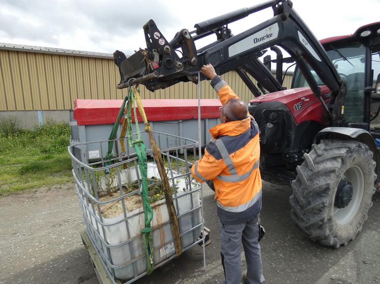 Les mesures effectuées par Nicolas Guerbois permettent de repérer d'éventuels problèmes de fuite sur les matériels de levage.