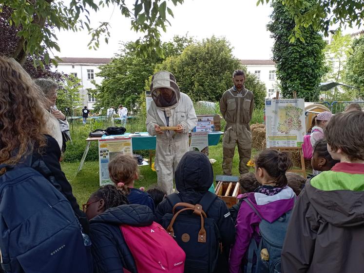 Les enfants ont pu découvrir les secrets de production du miel avec un animateur en combinaison d’apiculteur.