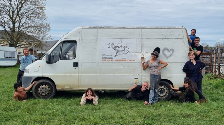 L'équipe de La Regratterie autour du camion qui opère déjà les collectes de matériaux.