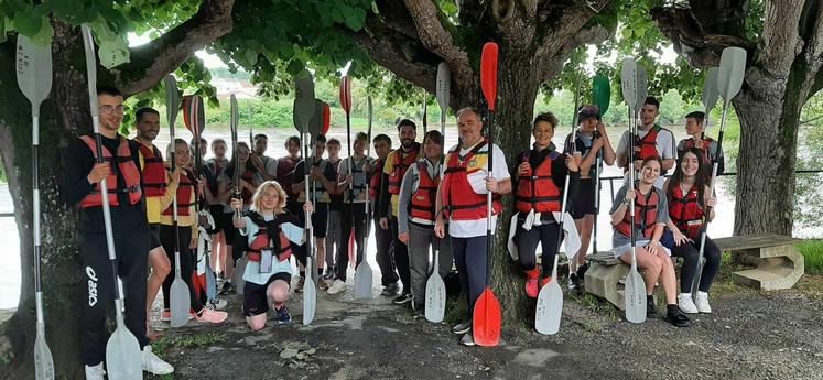 Le groupe d'élèves et de formateurs de la MFR de Chauvigny, prêts pour le départ. Jade (à genou au centre) porte la flamme des Olympiades des MFR du Poitou, fabriqué à la MFR de Bressuire.