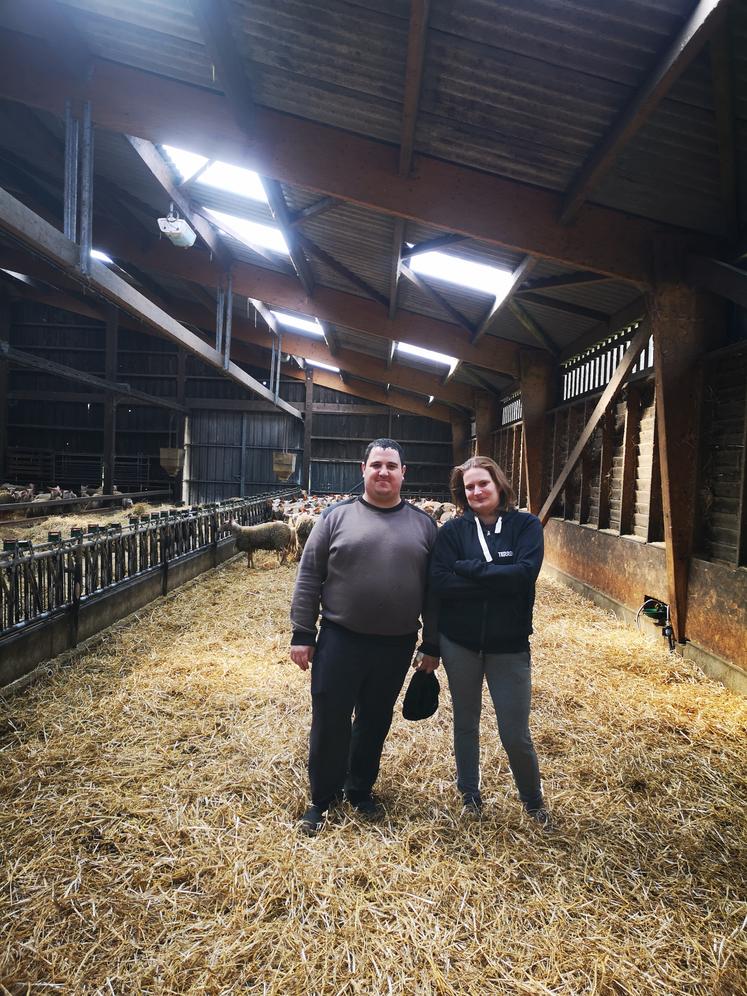 Jeunes parents, Quentin et Estelle ont une exploitation de 117 ha et un cheptel de 540 moutons qu'ils élèvent selon les critères des cahiers des charges exigeants.