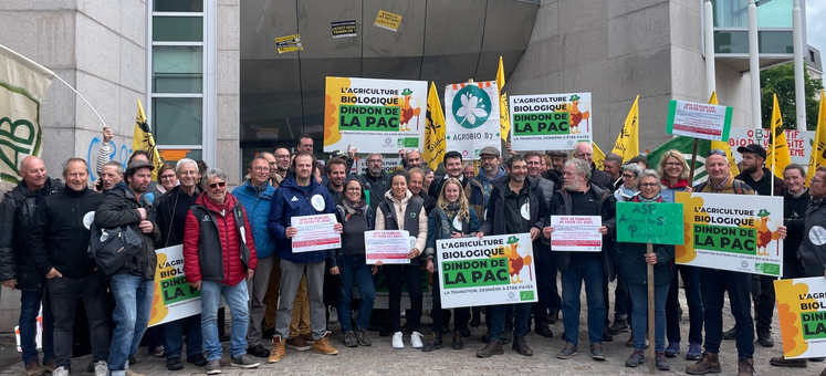 Les agriculteurs bio ont manifesté le 21 mai devant le siège de l'ASP à Limoges.