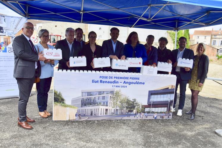 Les représentants de la Chambre de métiers, de l'État, élus et promoteurs immobiliers étaient présents à la pose de cette première pierre. Le 17 mai 2024 à Angoulême.