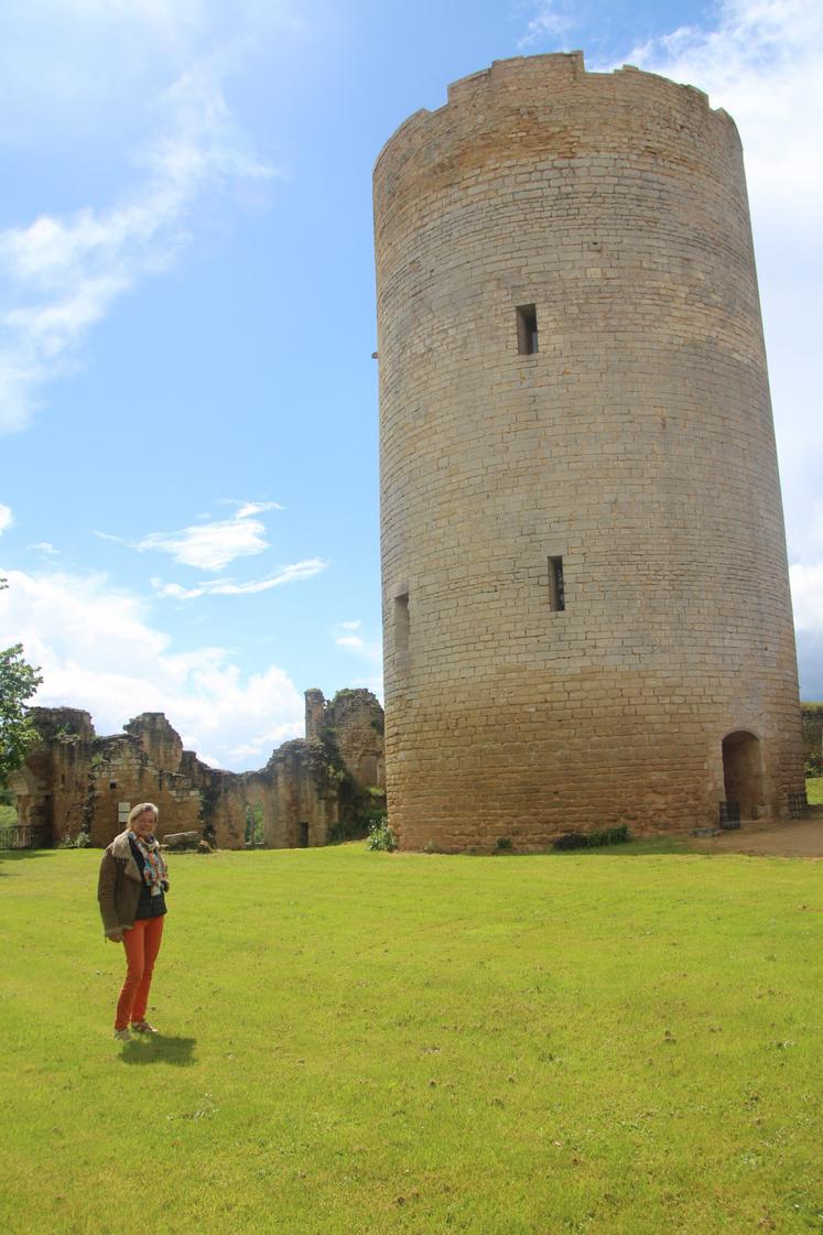 La restauration du donjon a été terminée la semaine dernière. Isabelle Dupont, la propriétaire du château, l'inaugurera avec les mécènes et institutionnels le 17 mai.