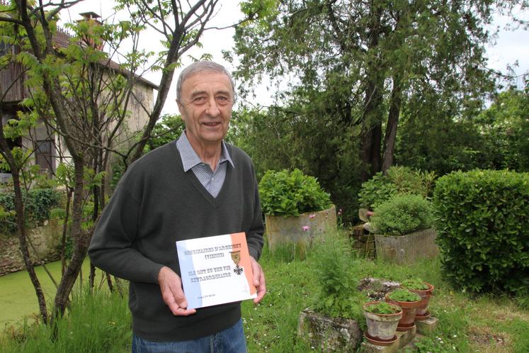 Jean Dubois sort très régulièrement des livres sur l'histoire d'Archigny, où il est né et a grandi.