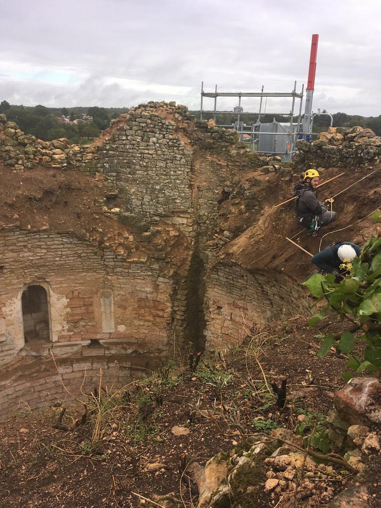 Avant les travaux, il ne restait qu'un cylindre creux, et la végétation avait envahi tout le haut.