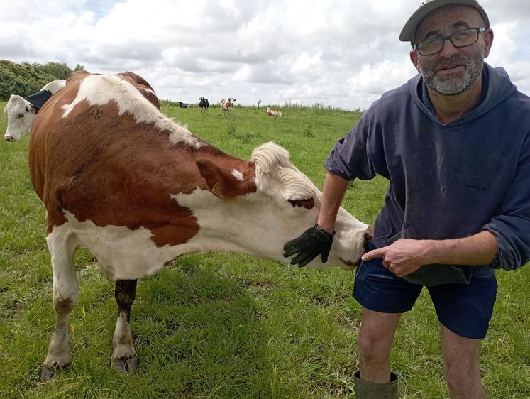 Avec ses gants à picots, Samuel Caillon établit des contacts avec ses animaux et leur offre du bien-être.